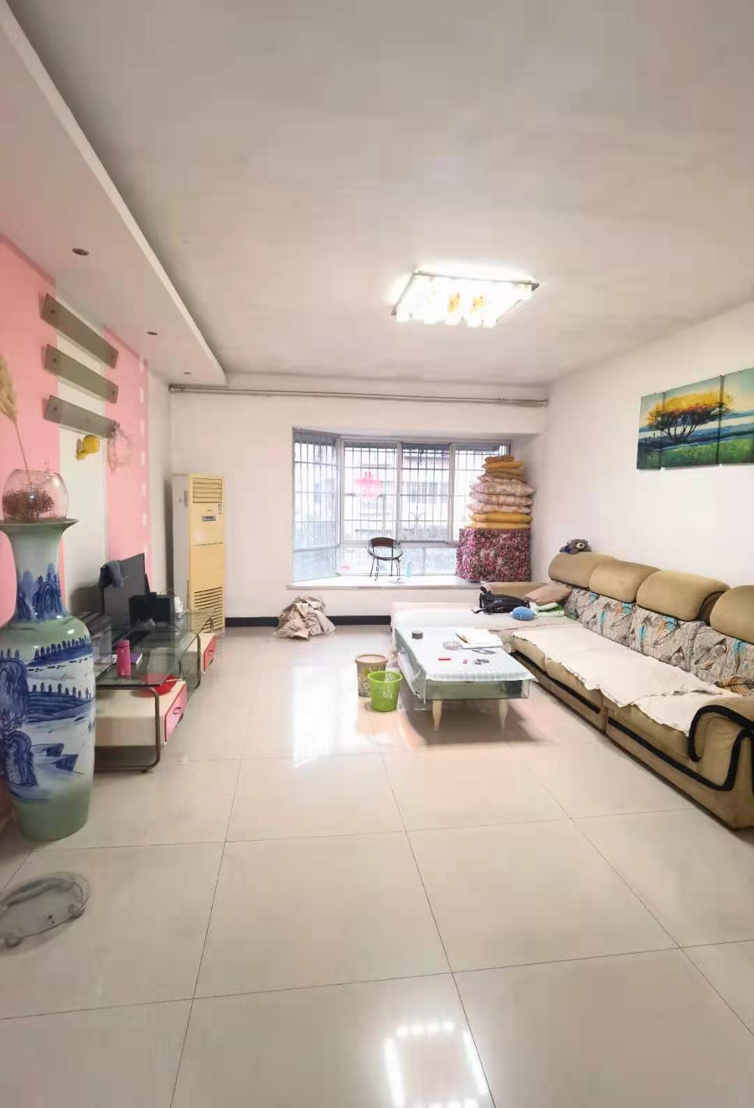 莲花小区 3室2厅2卫 66.0万 莲花小区 3室2厅2卫 66.0万客厅