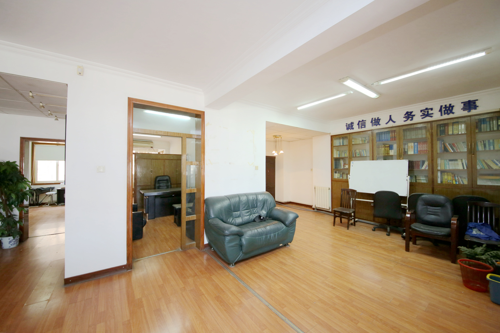 定王府  4室2厅2卫   150.00万客厅