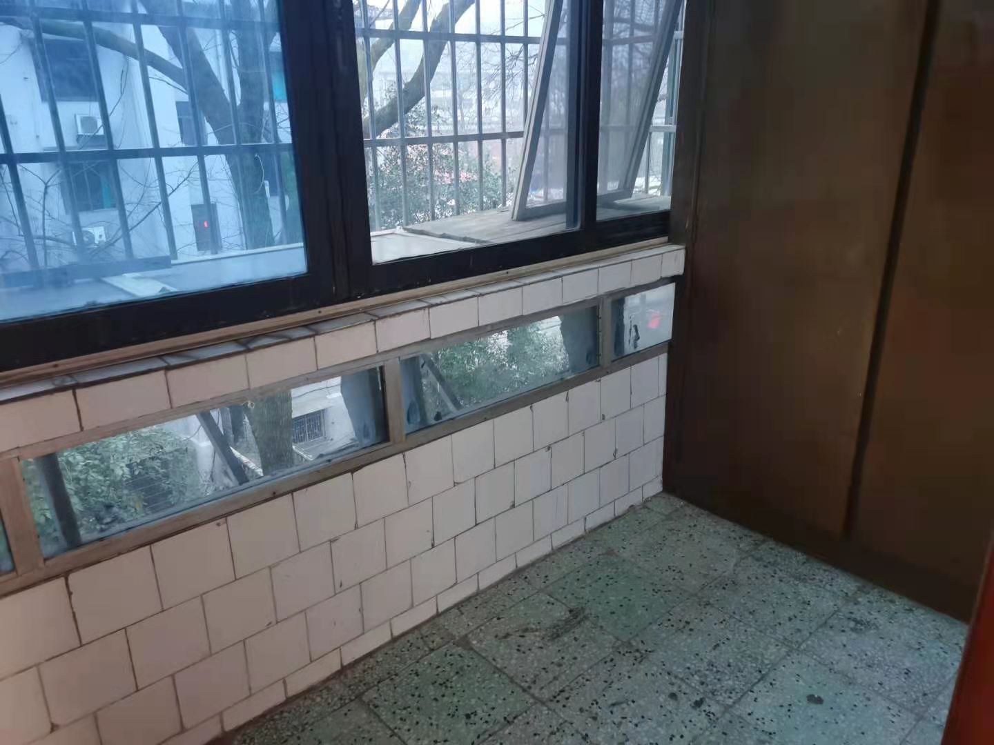 橡胶机家属区  2室1厅1卫    26.8万阳台