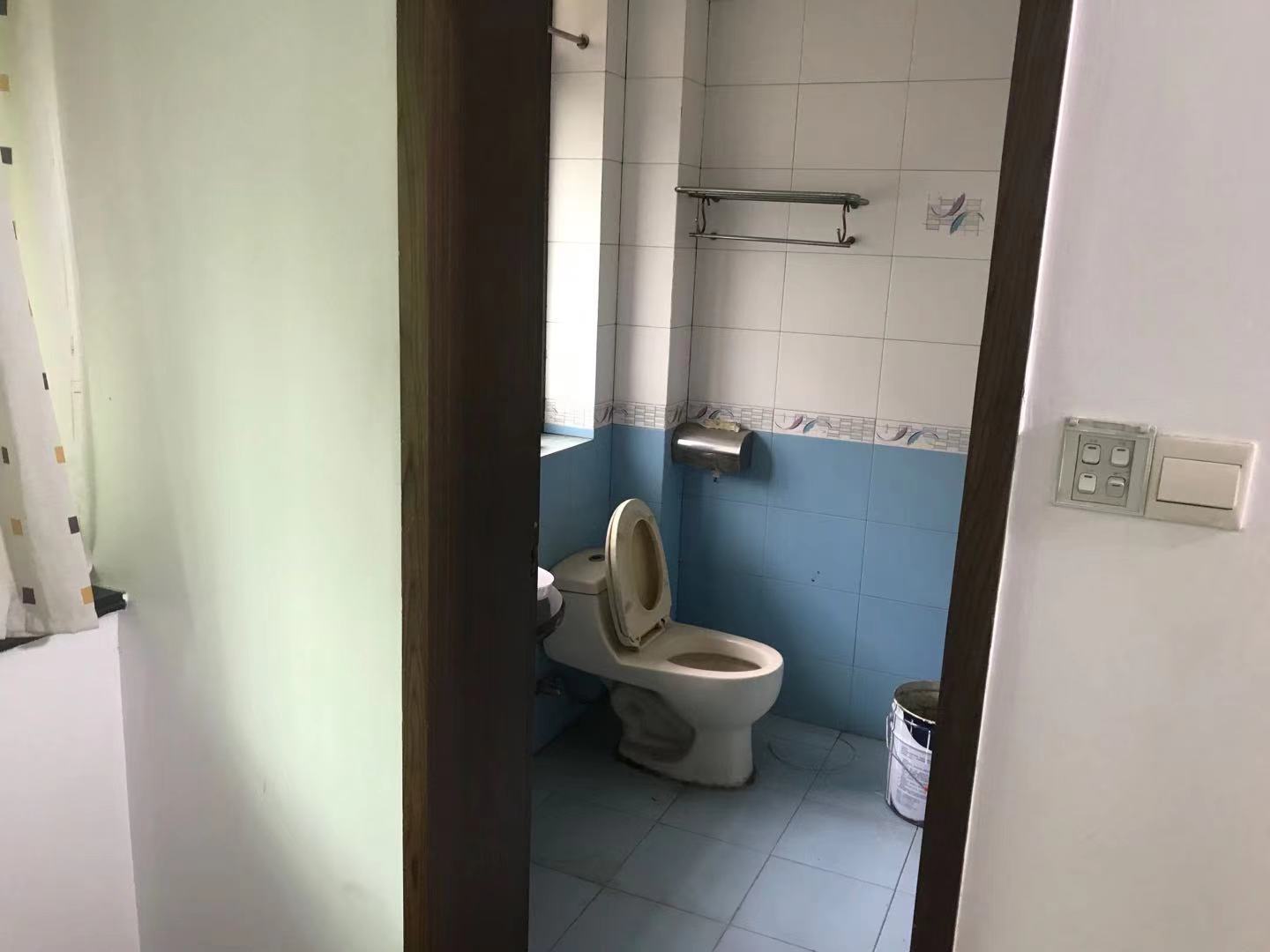 715矿小区  3室2厅2卫    86.0万客厅