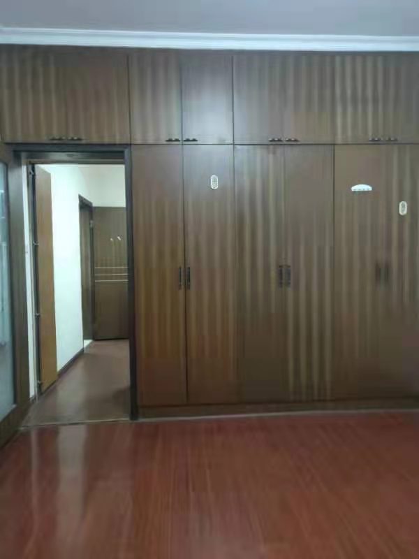 亲和府 3室2厅1卫 55.0万 亲和府 3室2厅1卫 55.0万客厅