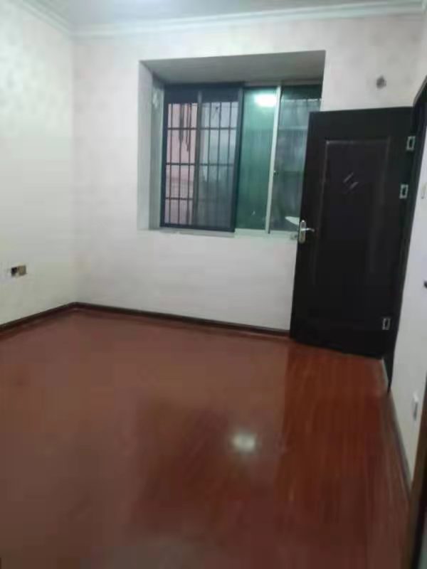 亲和府 3室2厅1卫 55.0万 亲和府 3室2厅1卫 55.0万客厅