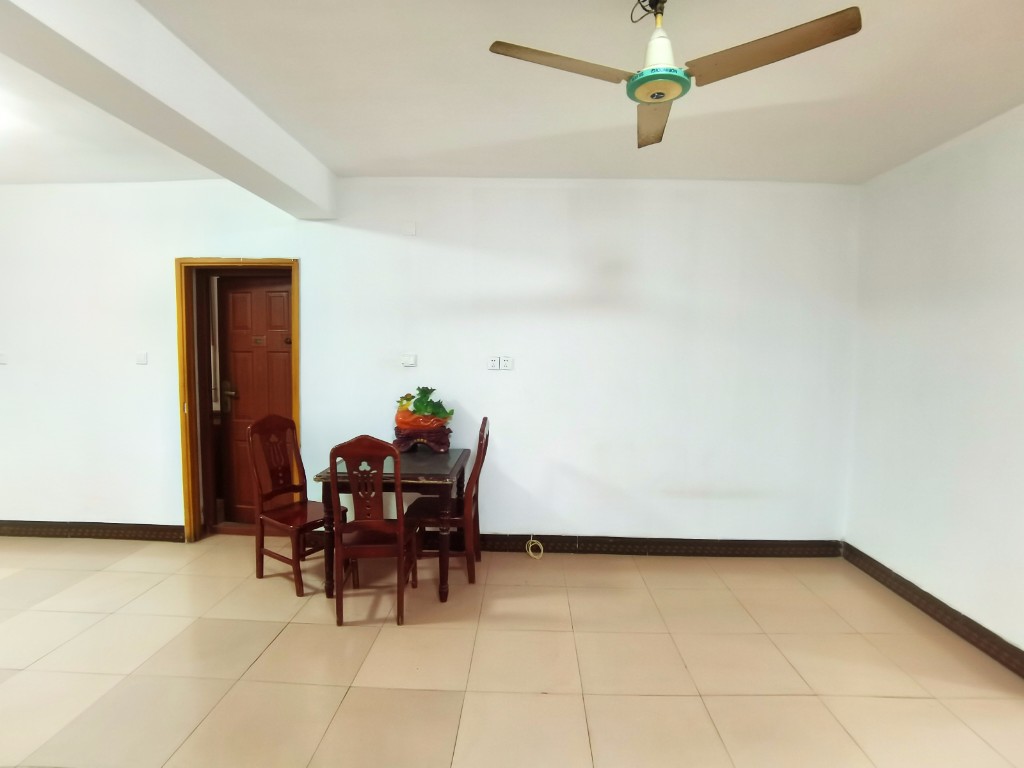 华盛商厦 2室1厅1卫 43.8万 华盛商厦 2室1厅1卫 43.8万客厅