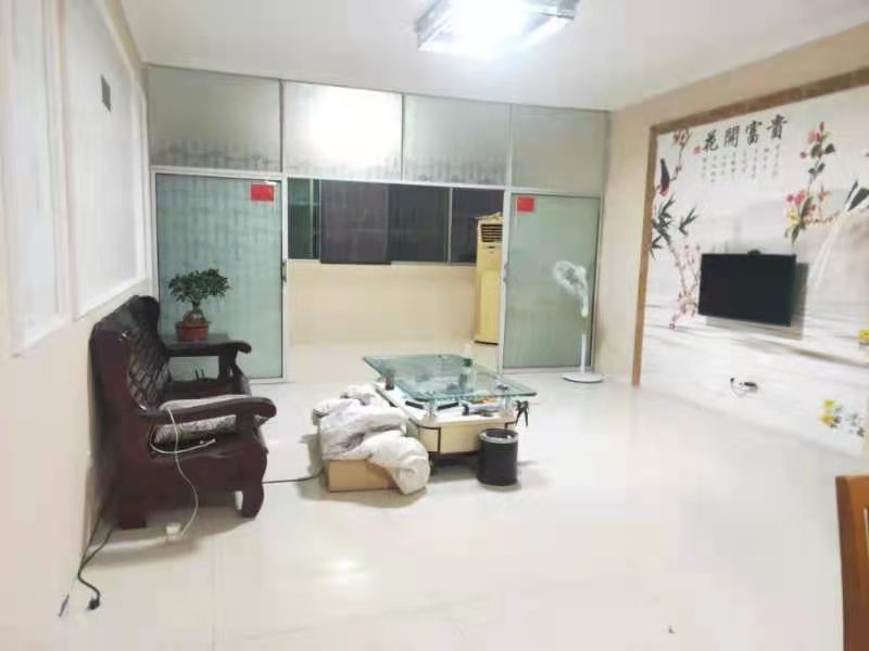 亲和府 3室2厅1卫 55.0万 亲和府 3室2厅1卫 55.0万客厅