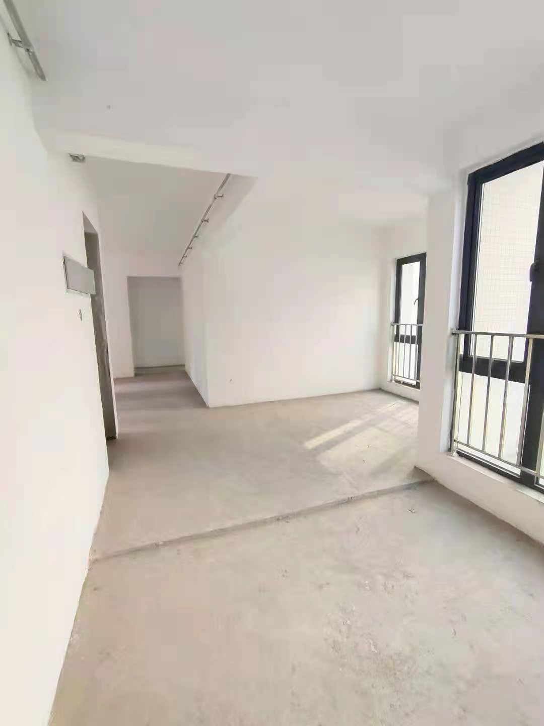 中天会展城B区  3室2厅2卫   124.00万客厅