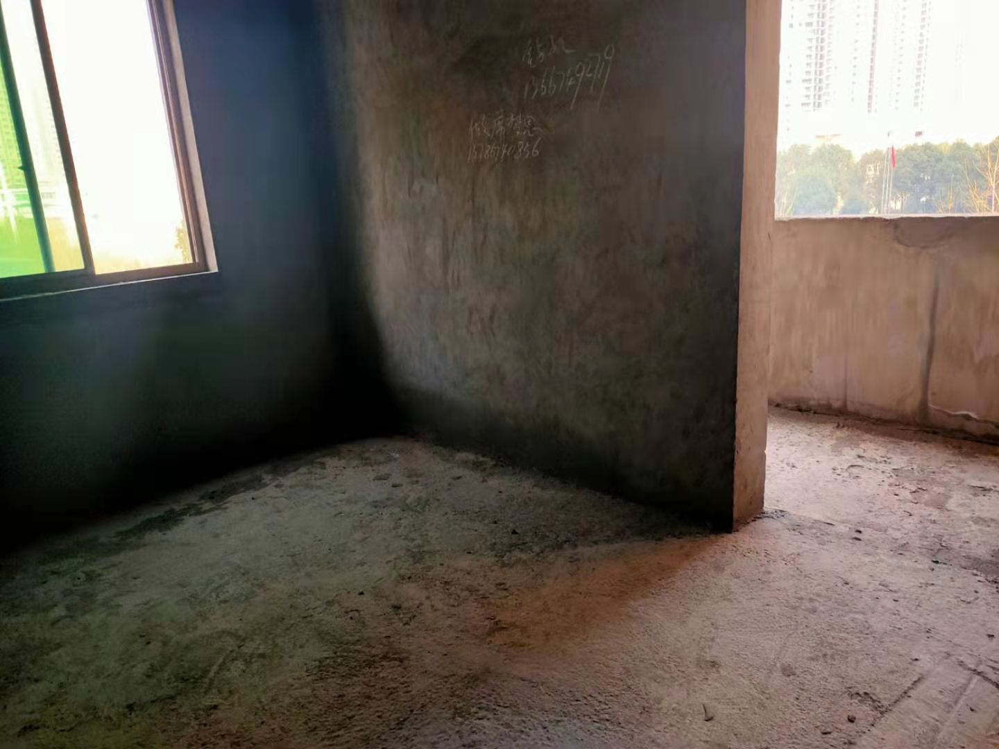 山水家园  4室2厅2卫    62.0万卧室