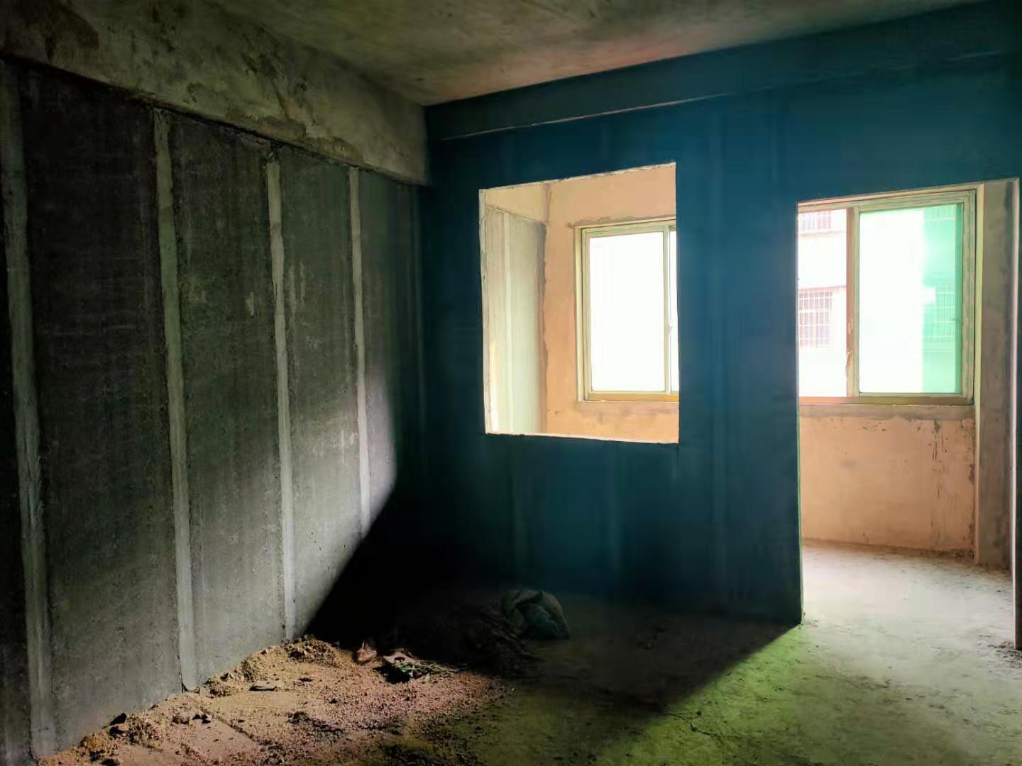 山水家园  4室2厅2卫    62.0万卧室