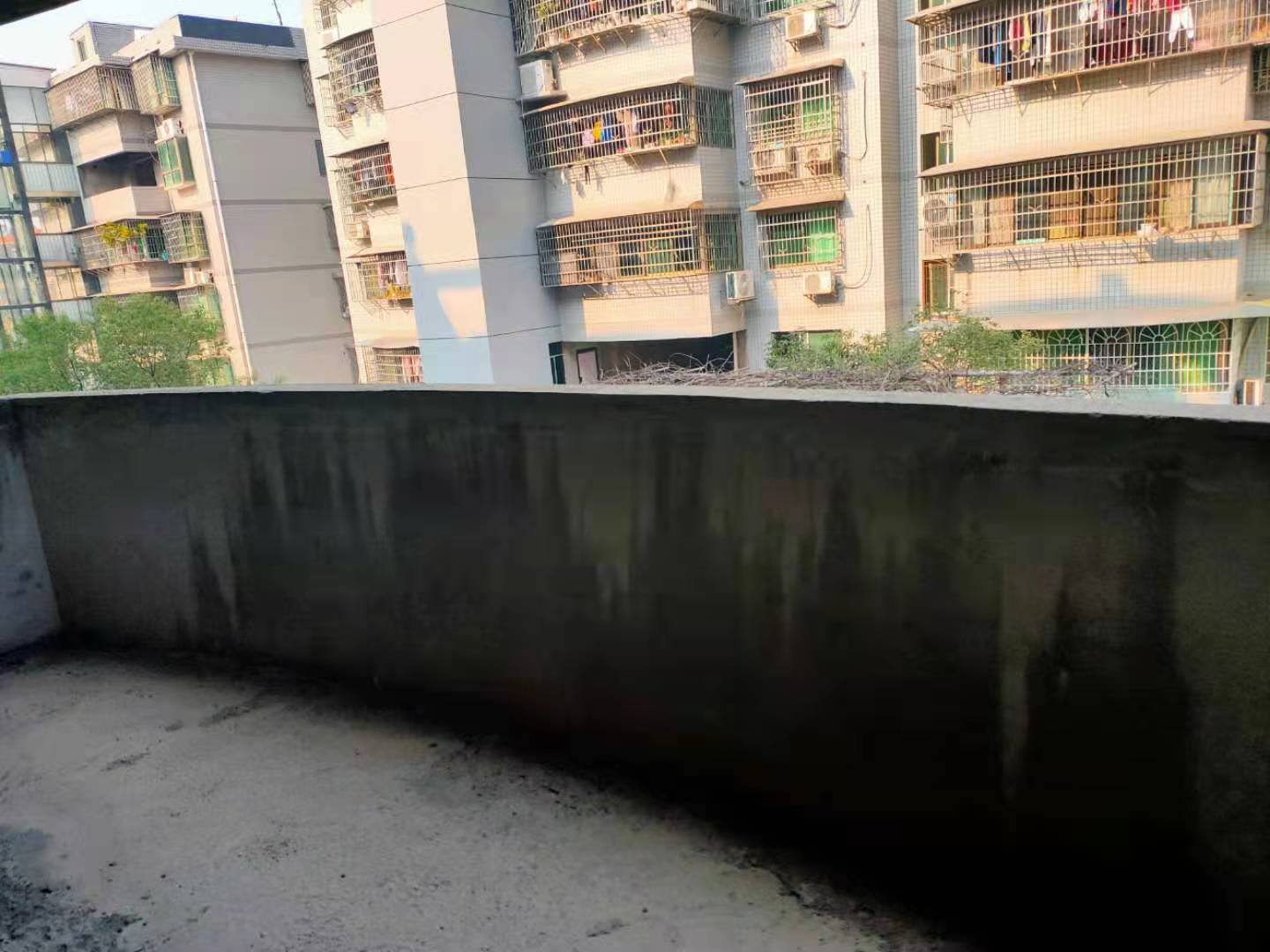 山水家园  4室2厅2卫    62.0万阳台