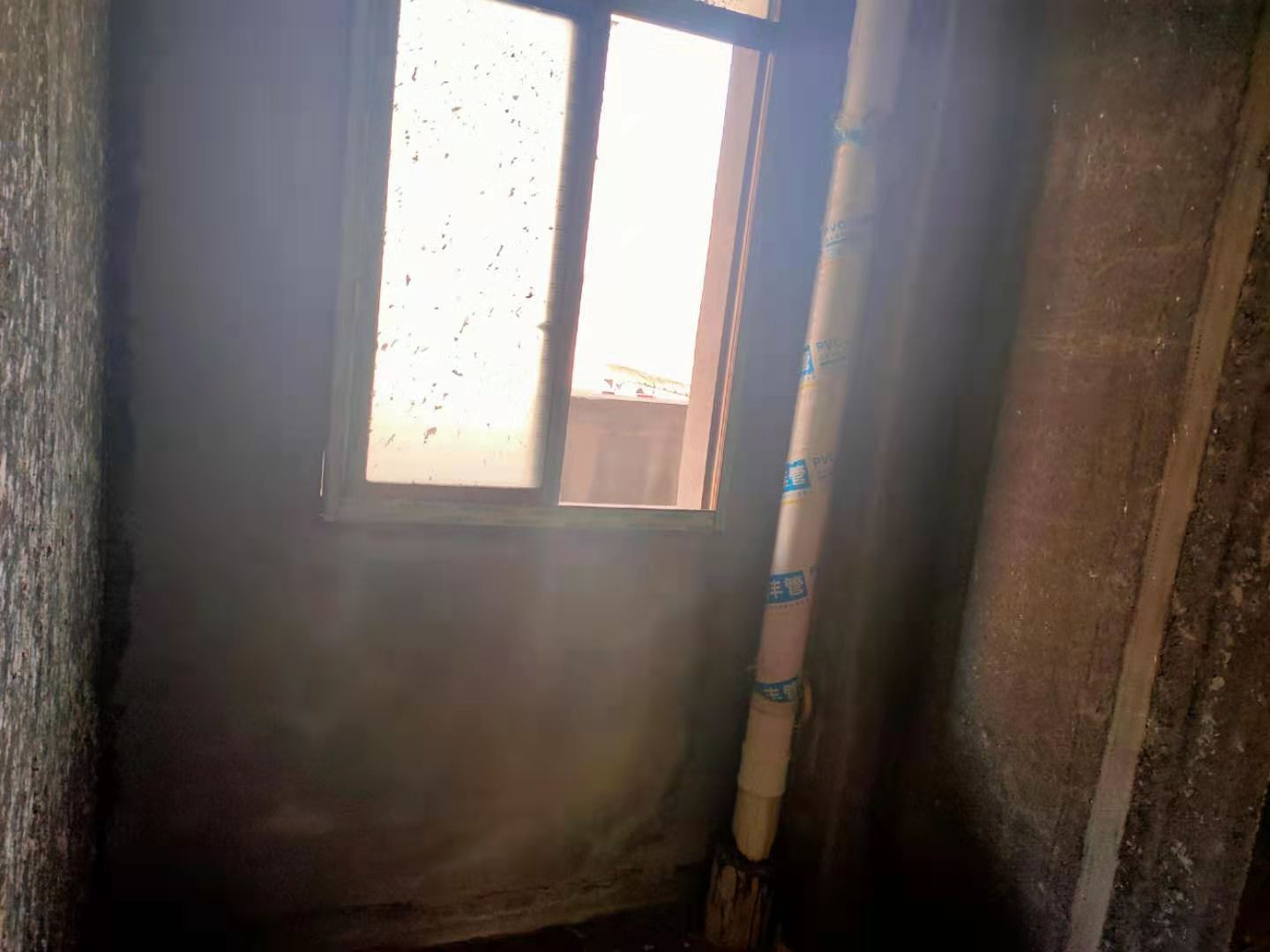 山水家园  4室2厅2卫    62.0万卫生间