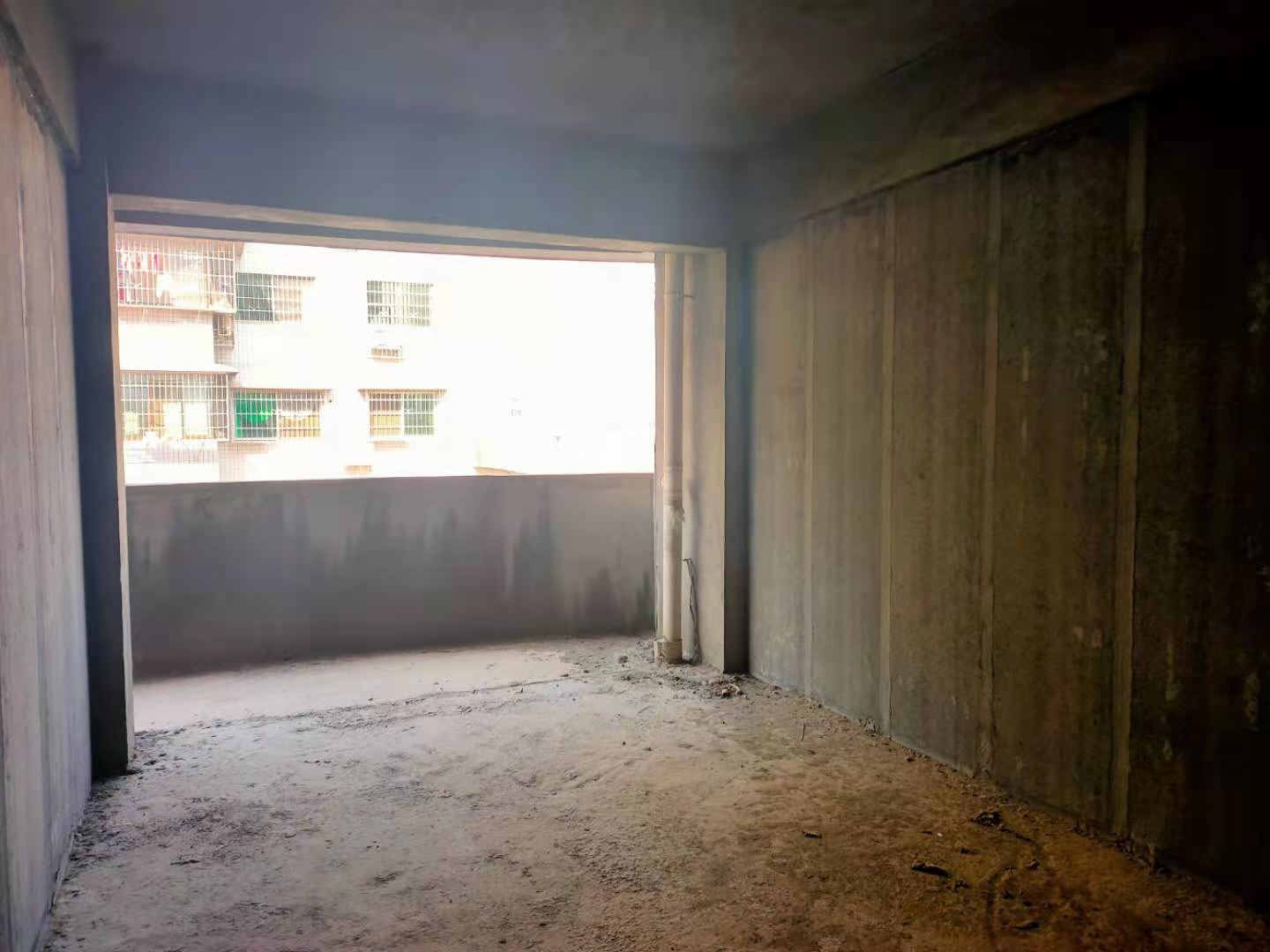 山水家园  4室2厅2卫    62.0万卧室