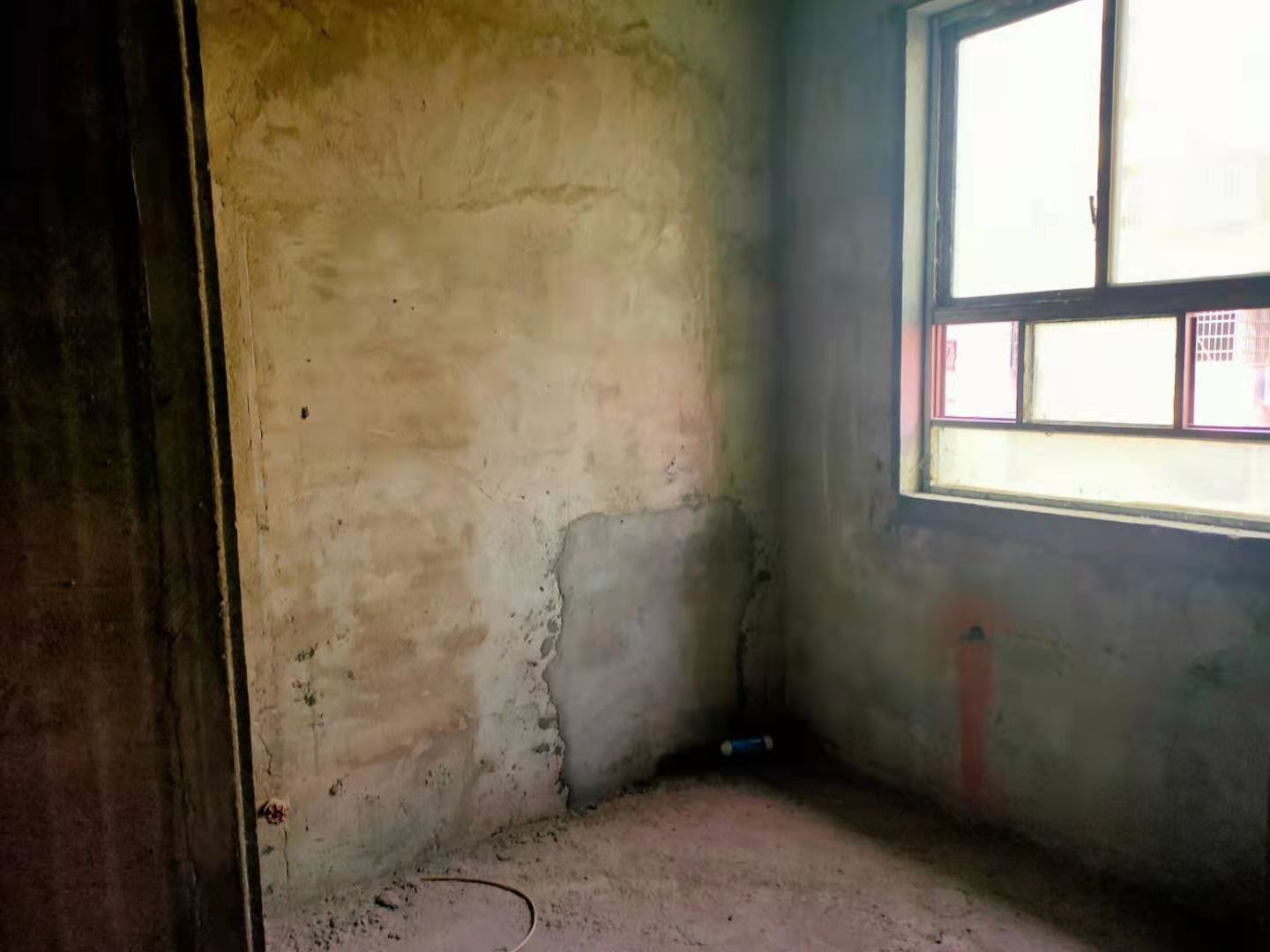 山水家园  4室2厅2卫    62.0万客厅