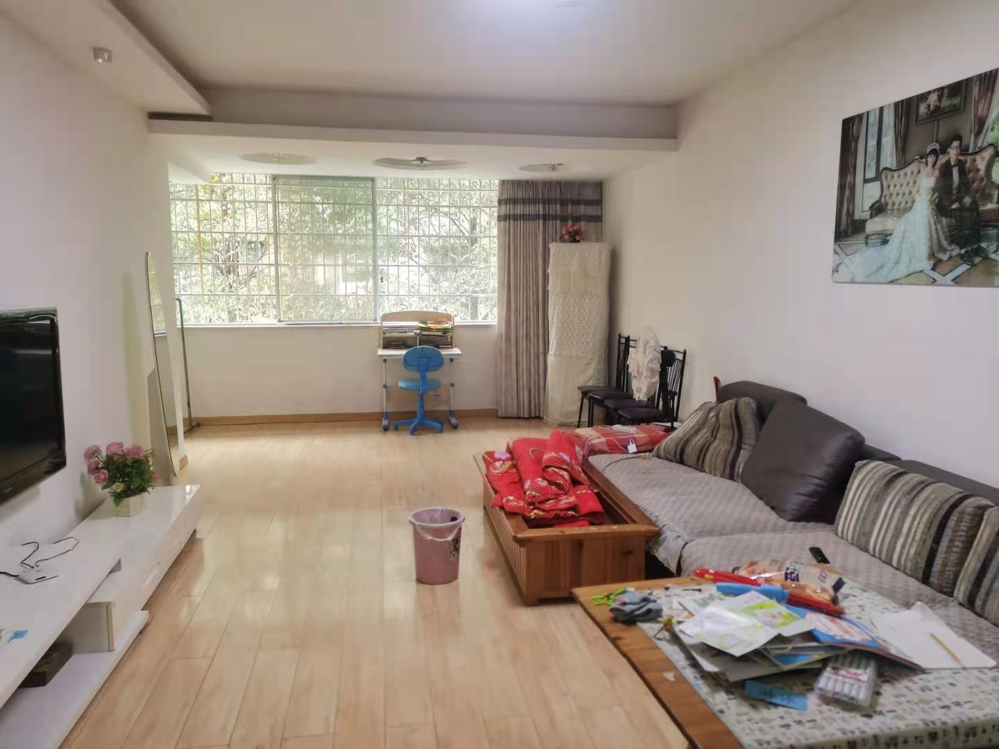 馨家苑小区  3室2厅2卫    54.8万 馨家苑小区  3室2厅2卫    54.8万客厅