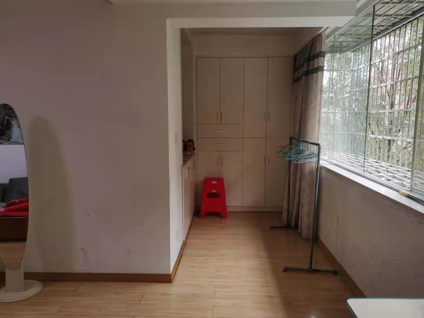 馨家苑小区  3室2厅2卫    54.8万 馨家苑小区  3室2厅2卫    54.8万阳台