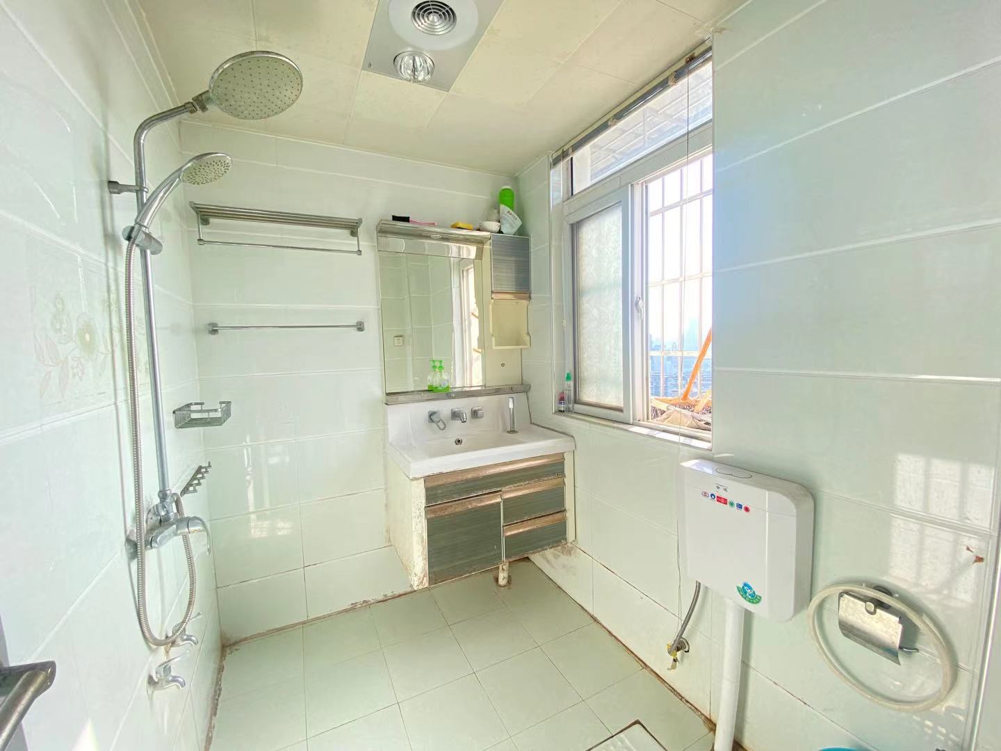 湘水1号  2室1厅1卫    1300.0元/月 湘水1号  2室1厅1卫    1300.0元/月室内图