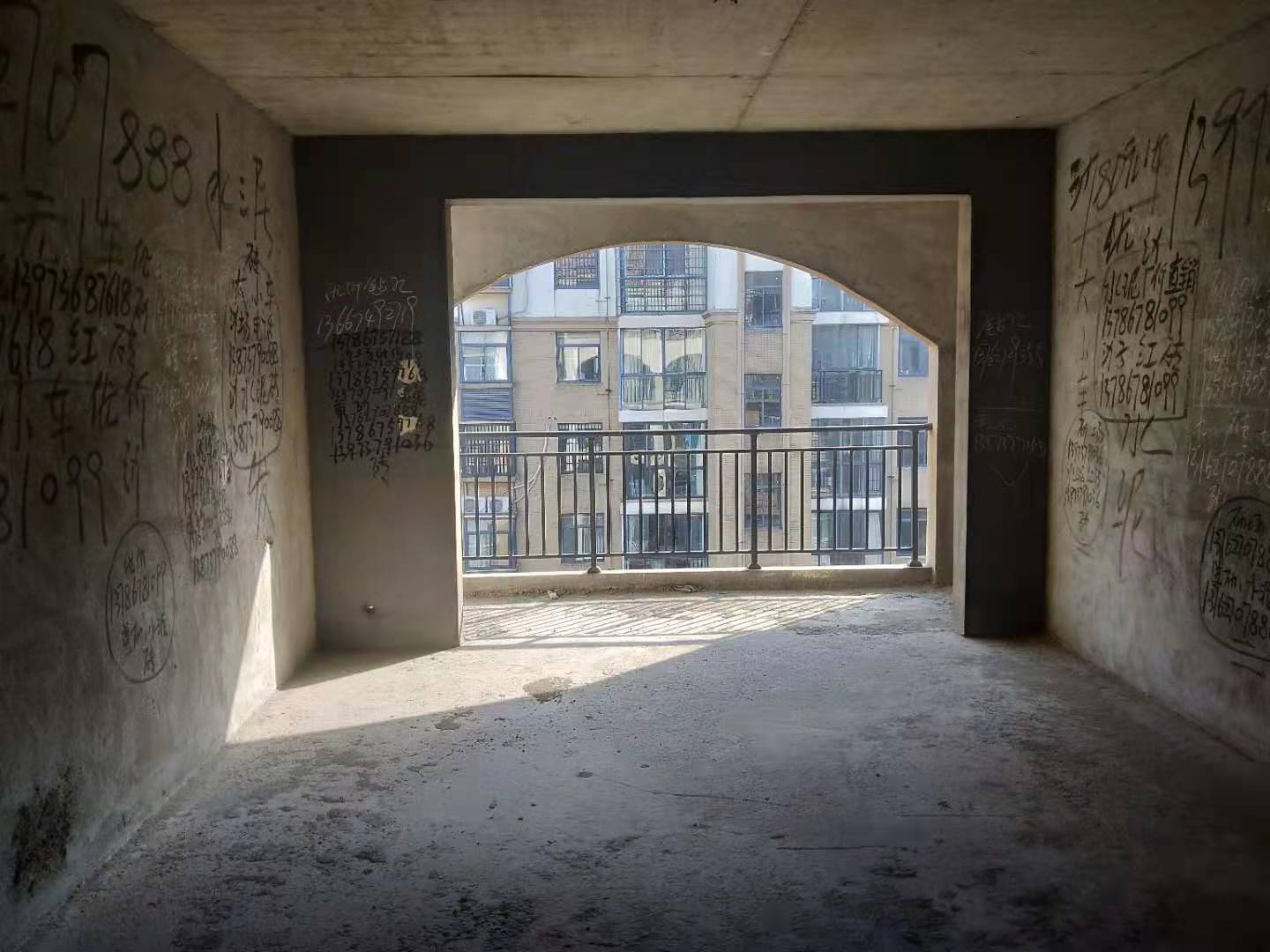 东方新城  3室2厅2卫    69.8万 东方新城  3室2厅2卫    69.8万客厅