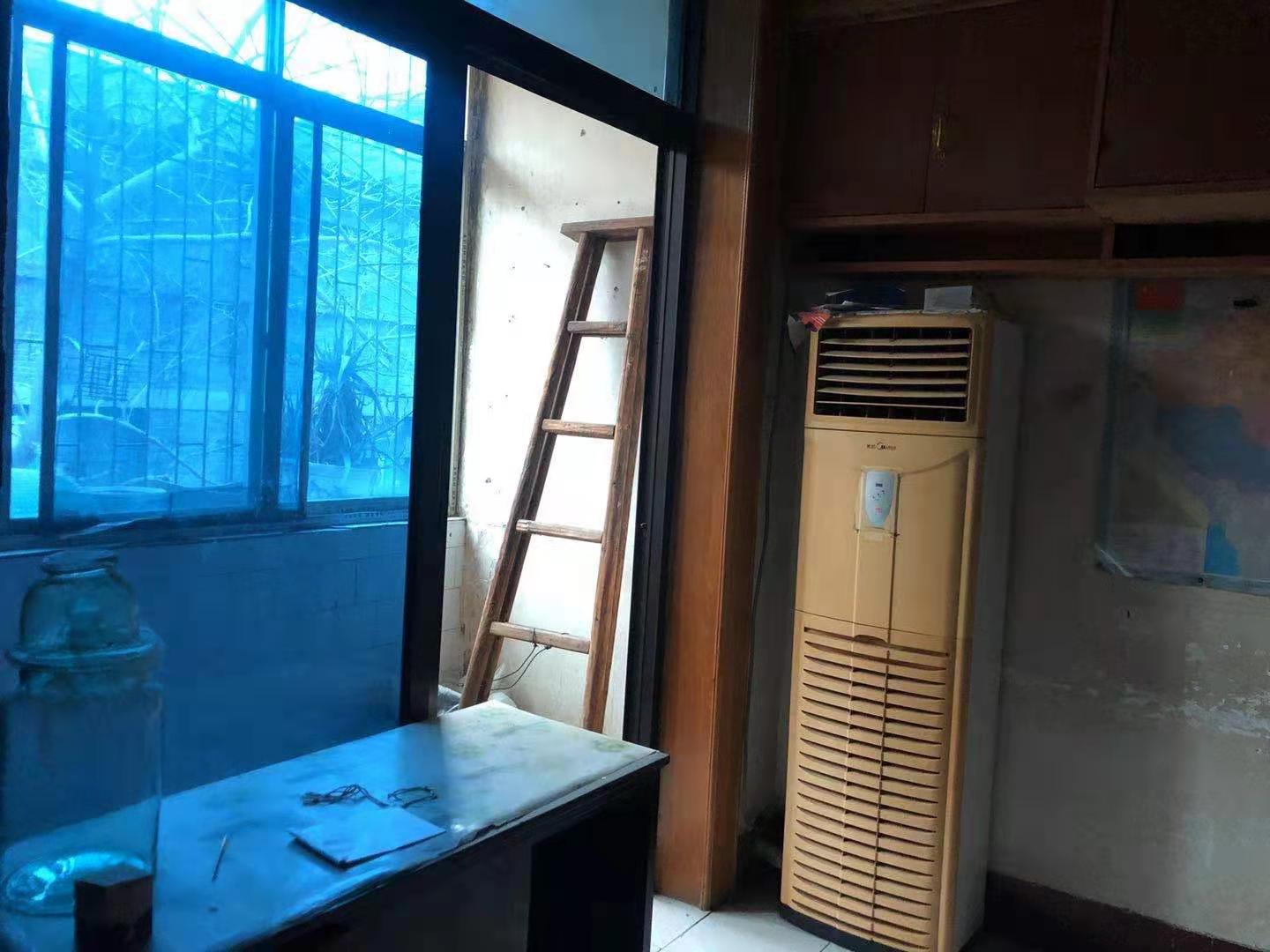 新华二村 2室1厅1卫 22.0万 新华二村 2室1厅1卫 22.0万客厅