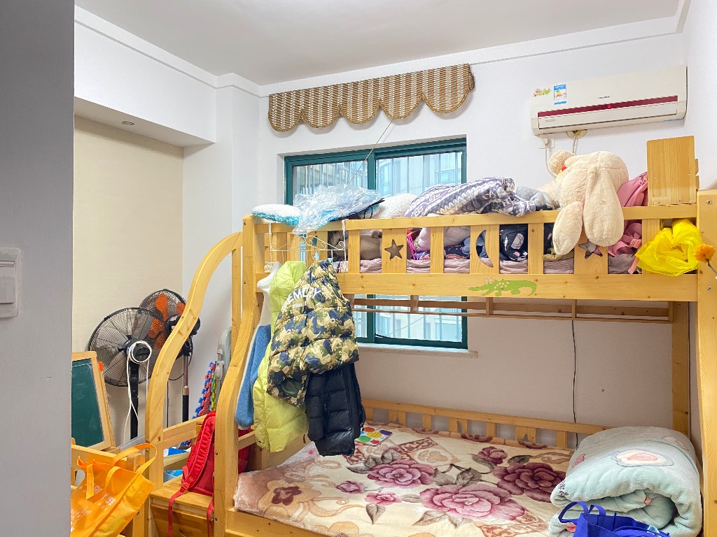 建鑫国际一期 3室2厅 65.00万客厅