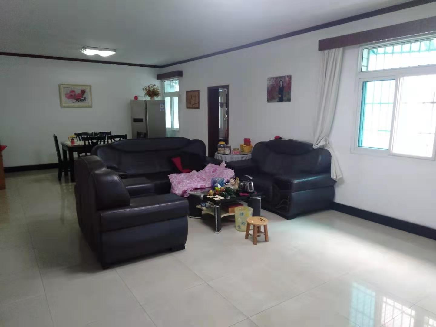 碧翠园石油住宅小区  3室2厅2卫    63.0万客厅