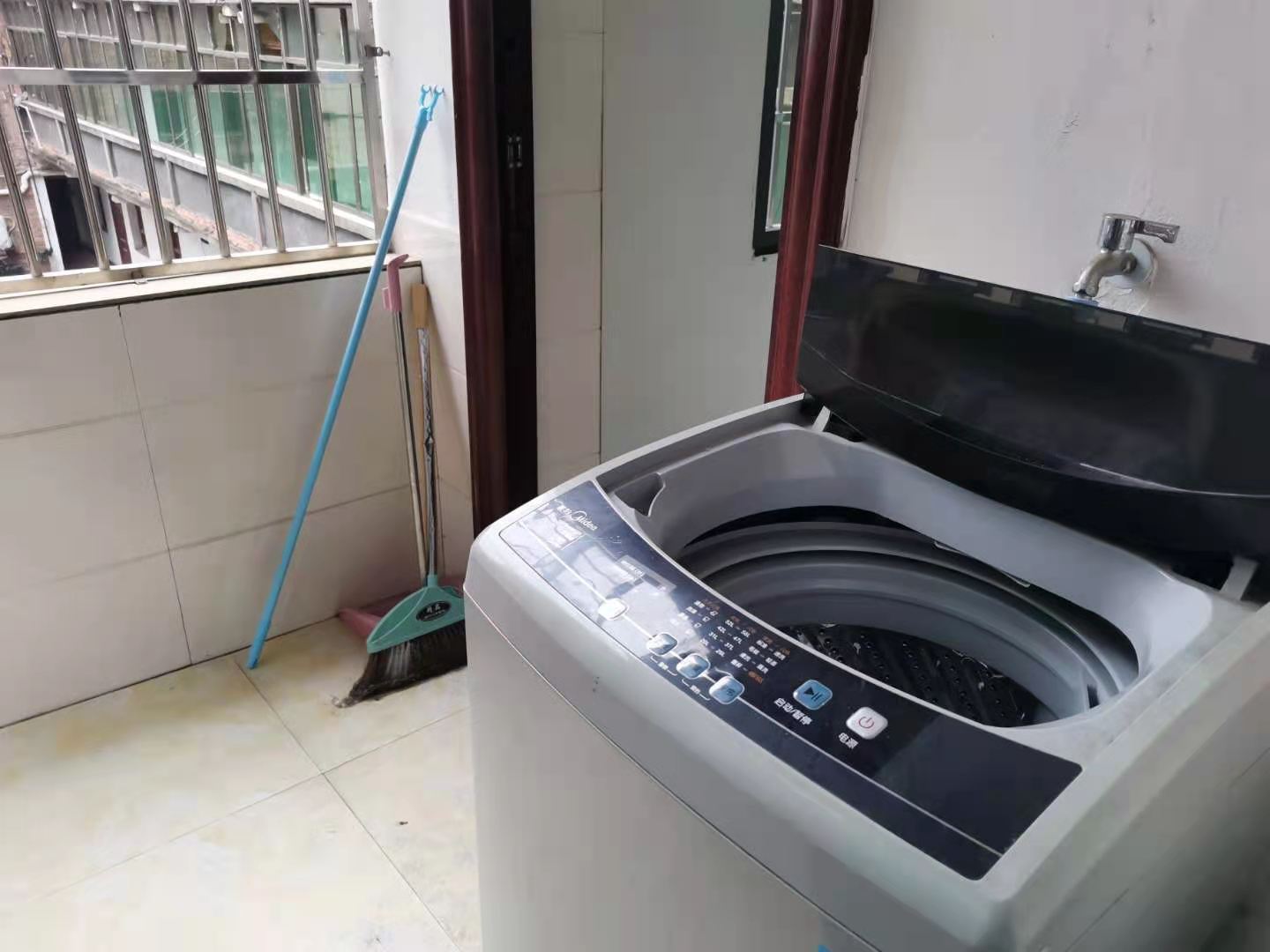 赫山庙步行街步步高超市住宅楼  1室1厅1卫    700.0元/月 赫山庙步行街步步高超市住宅楼  1室1厅1卫    700.0元/月室内图