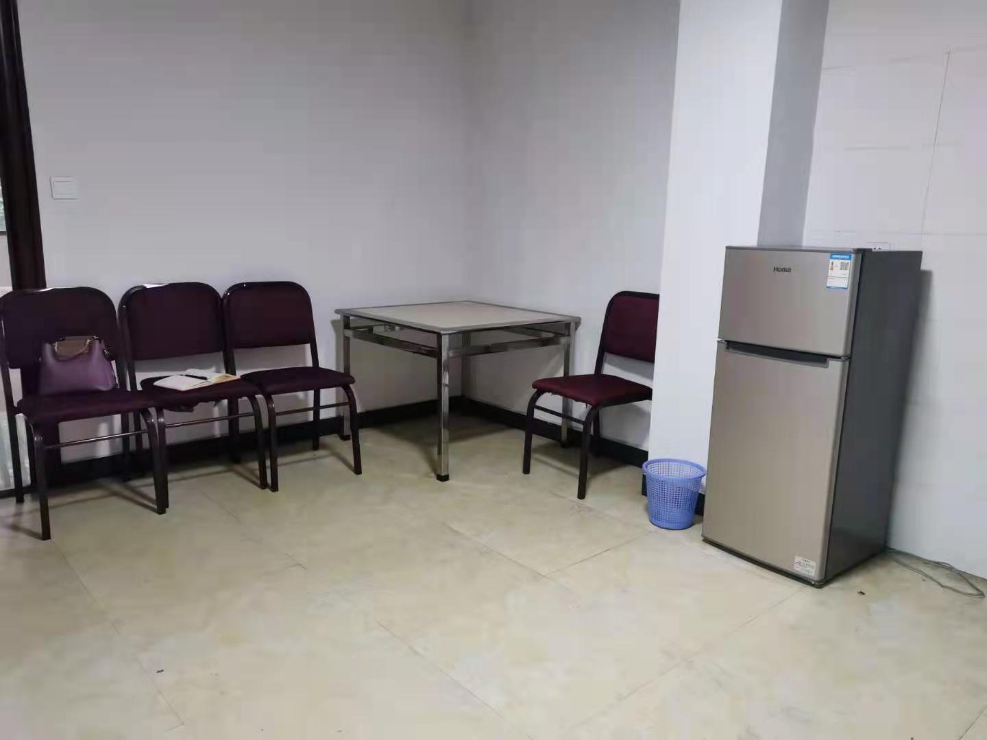 赫山庙步行街步步高超市住宅楼  1室1厅1卫    700.0元/月 赫山庙步行街步步高超市住宅楼  1室1厅1卫    700.0元/月室内图