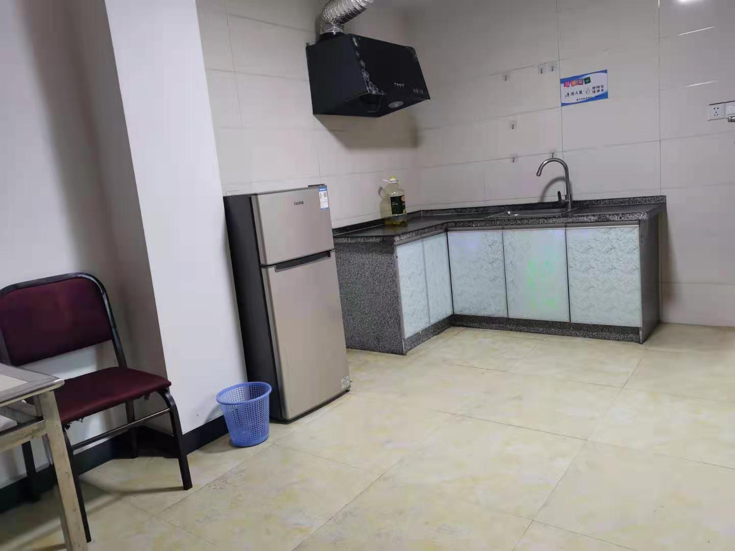 赫山庙步行街步步高超市住宅楼  1室1厅1卫    700.0元/月 赫山庙步行街步步高超市住宅楼  1室1厅1卫    700.0元/月室内图1