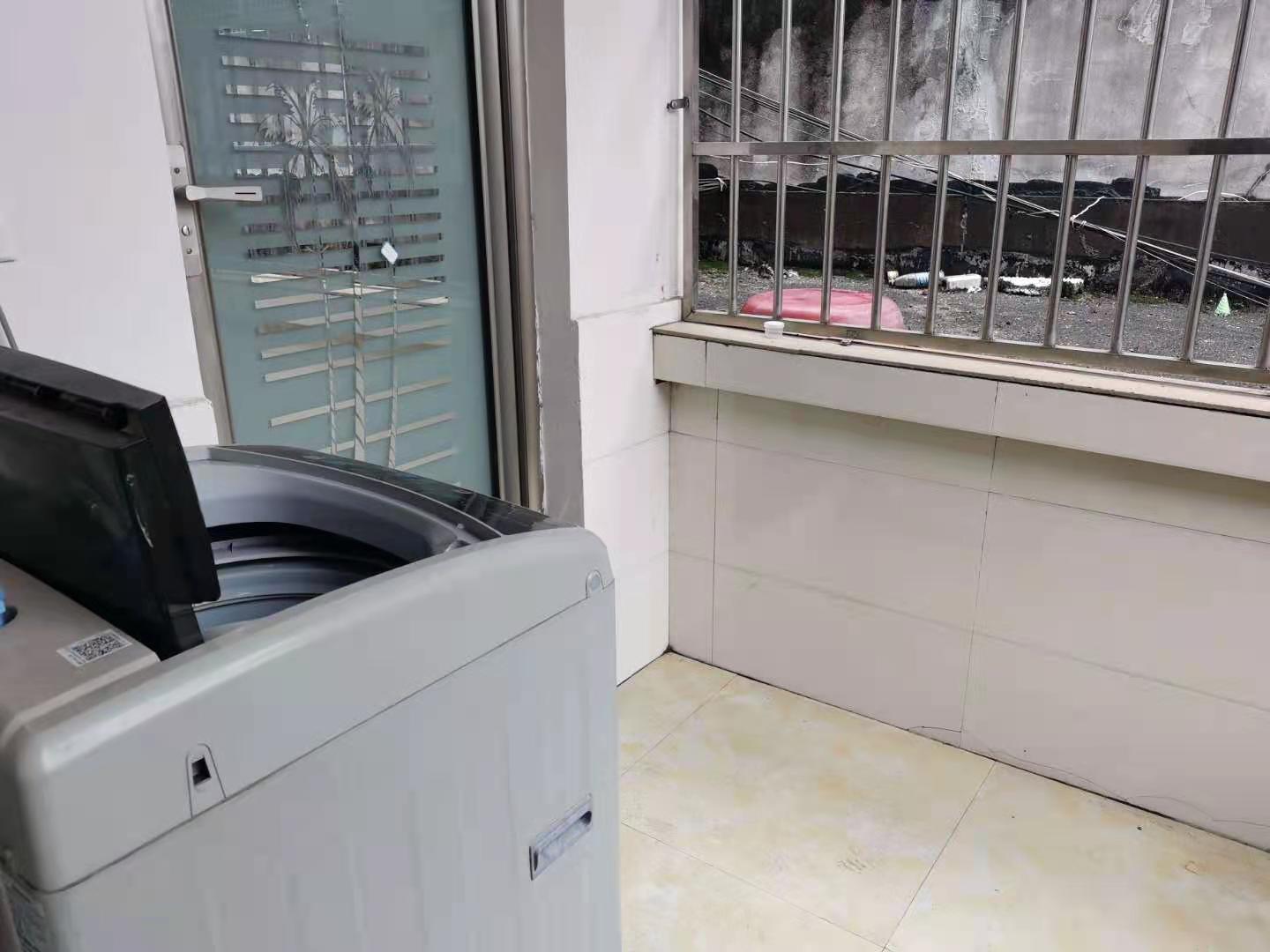 赫山庙步行街步步高超市住宅楼  1室1厅1卫    700.0元/月 赫山庙步行街步步高超市住宅楼  1室1厅1卫    700.0元/月室内图