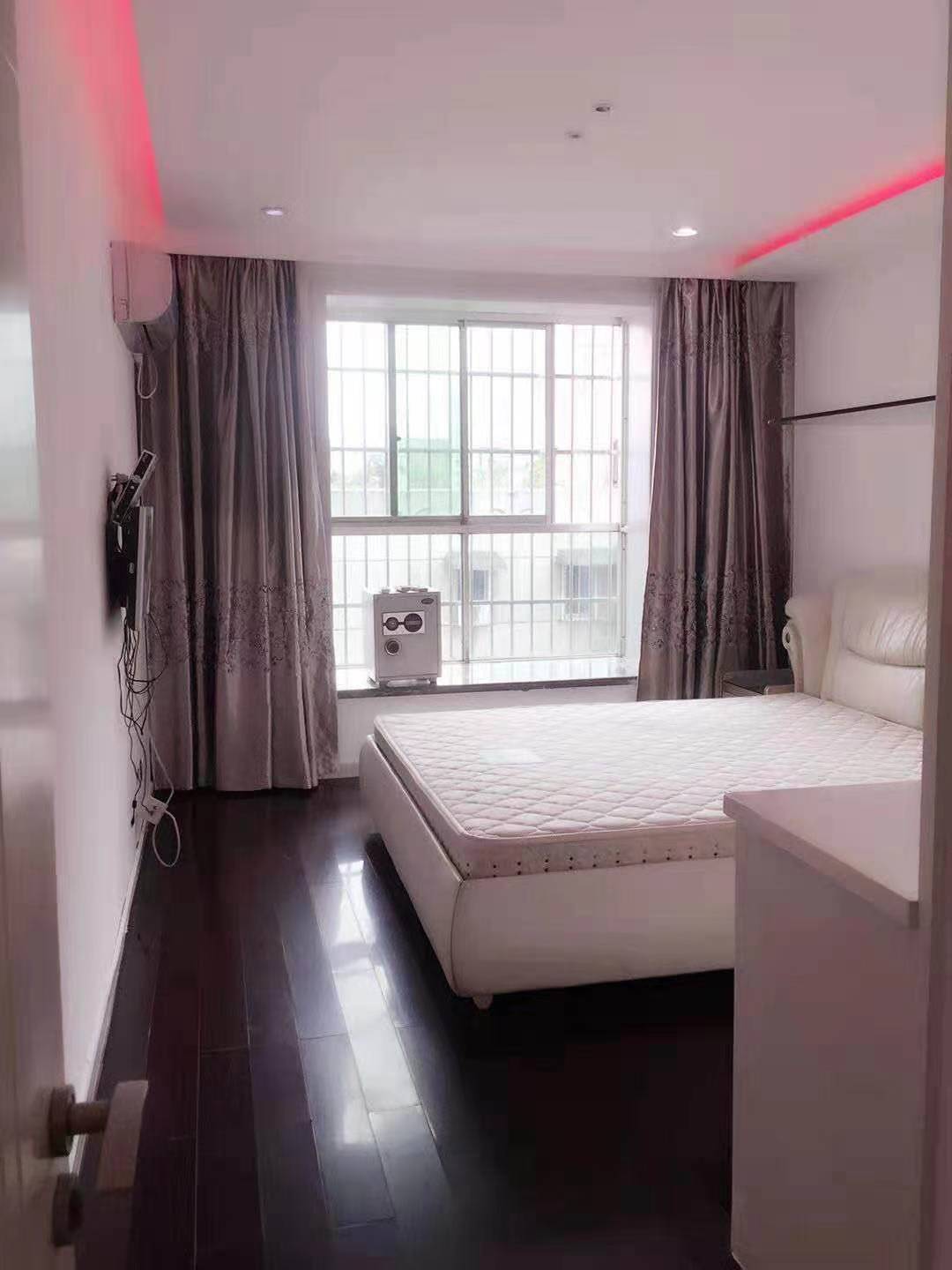 华茂商厦  3室2厅1卫    2800.0元/月 华茂商厦  3室2厅1卫    2800.0元/月