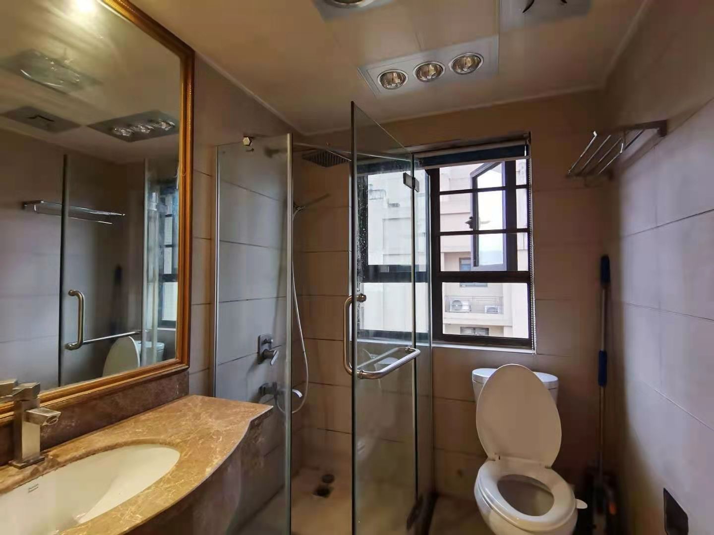 南湖国际1期  2室1厅1卫    2400.0元/月 南湖国际1期  2室1厅1卫    2400.0元/月室内图