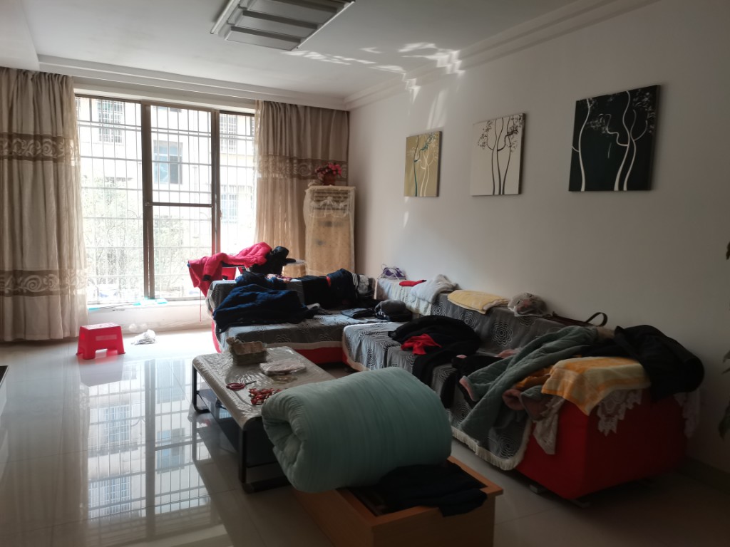 兴益家园小区 3室2厅2卫 76.0万 兴益家园小区 3室2厅2卫 76.0万客厅