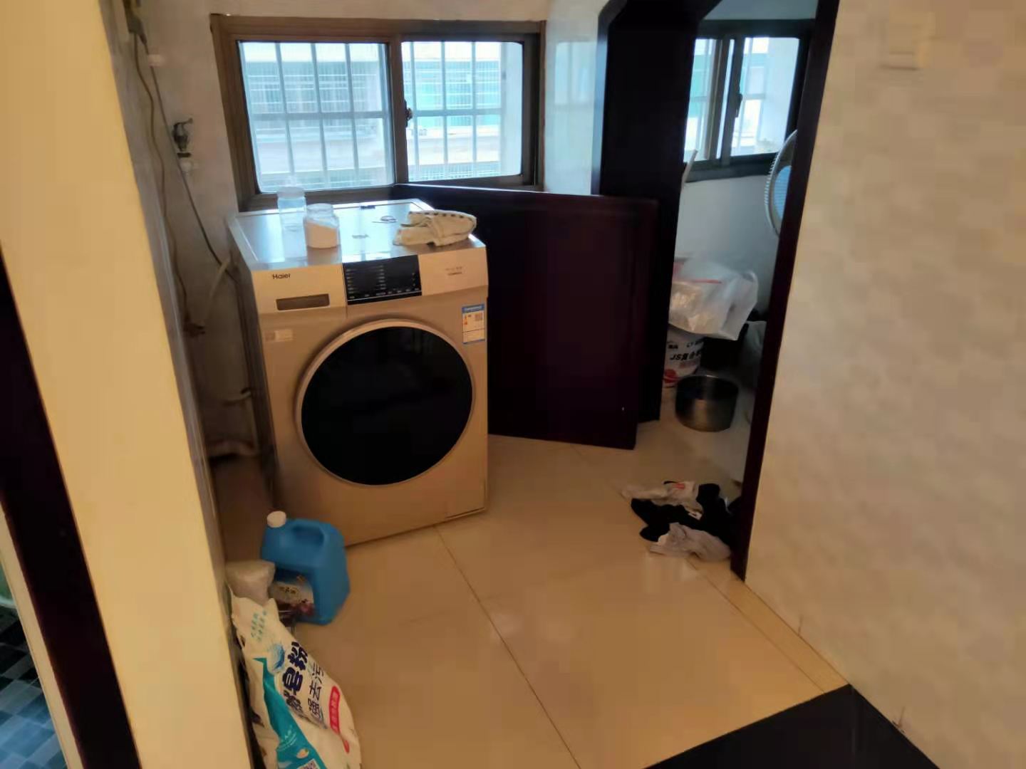 大桃路鑫桃苑安置小区  6室3厅3卫    72.8万 大桃路鑫桃苑安置小区  6室3厅3卫    72.8万客厅