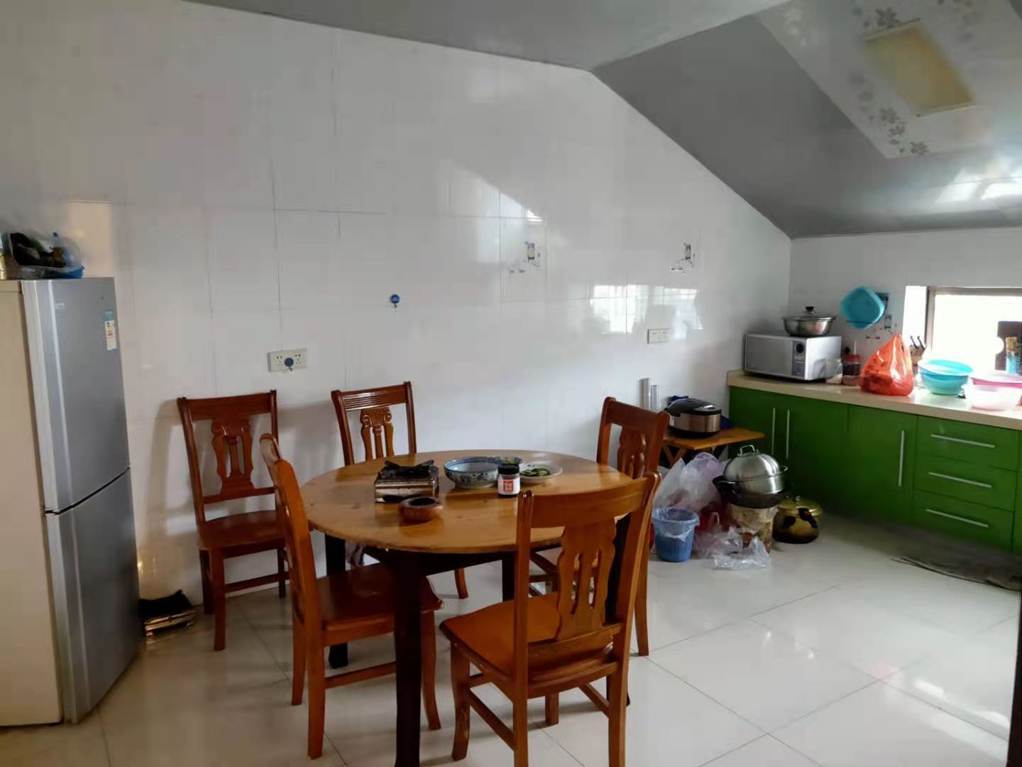 大桃路鑫桃苑安置小区  6室3厅3卫    72.8万客厅