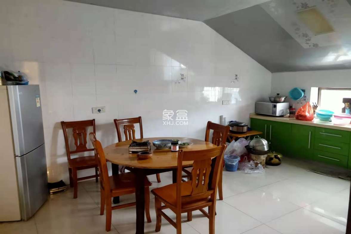 大桃路鑫桃苑安置小区  6室3厅3卫    72.8万 大桃路鑫桃苑安置小区  6室3厅3卫    72.8万客厅