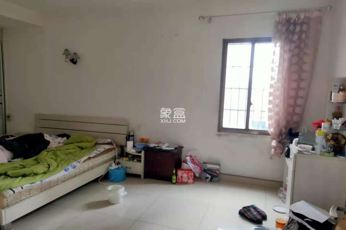 大桃路鑫桃苑安置小区  6室3厅3卫    72.8万 大桃路鑫桃苑安置小区  6室3厅3卫    72.8万客厅