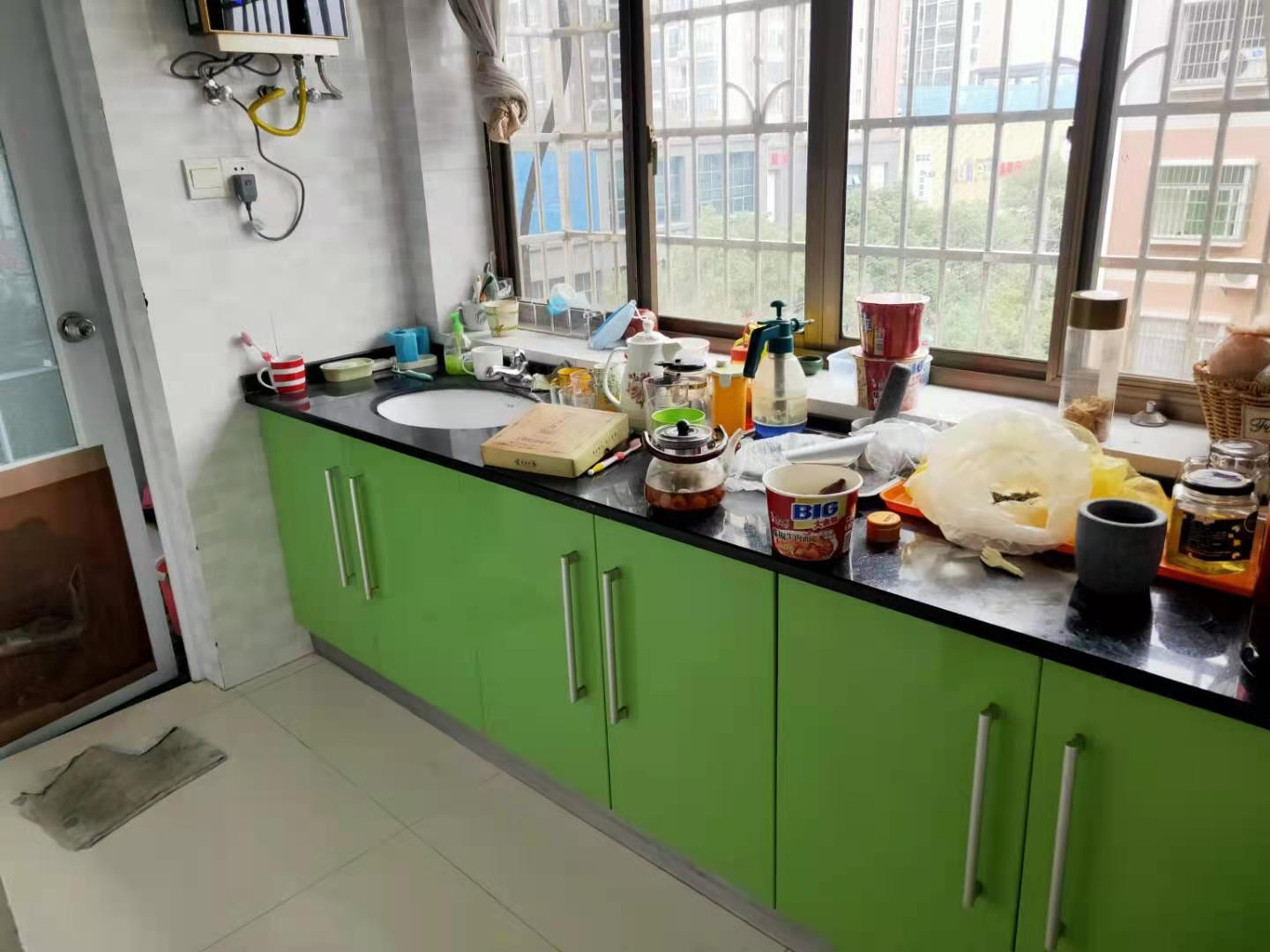 大桃路鑫桃苑安置小区  6室3厅3卫    72.8万 大桃路鑫桃苑安置小区  6室3厅3卫    72.8万卧室