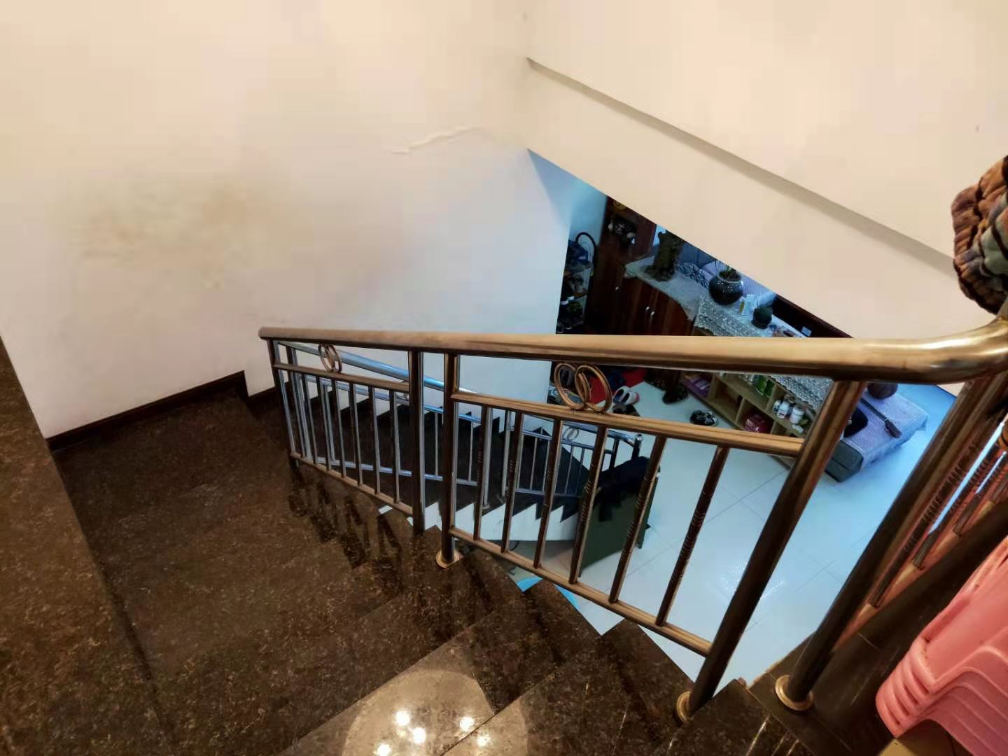 大桃路鑫桃苑安置小区  6室3厅3卫    72.8万 大桃路鑫桃苑安置小区  6室3厅3卫    72.8万客厅