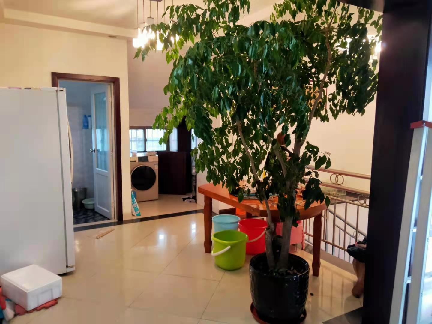 大桃路鑫桃苑安置小区  6室3厅3卫    72.8万 大桃路鑫桃苑安置小区  6室3厅3卫    72.8万客厅