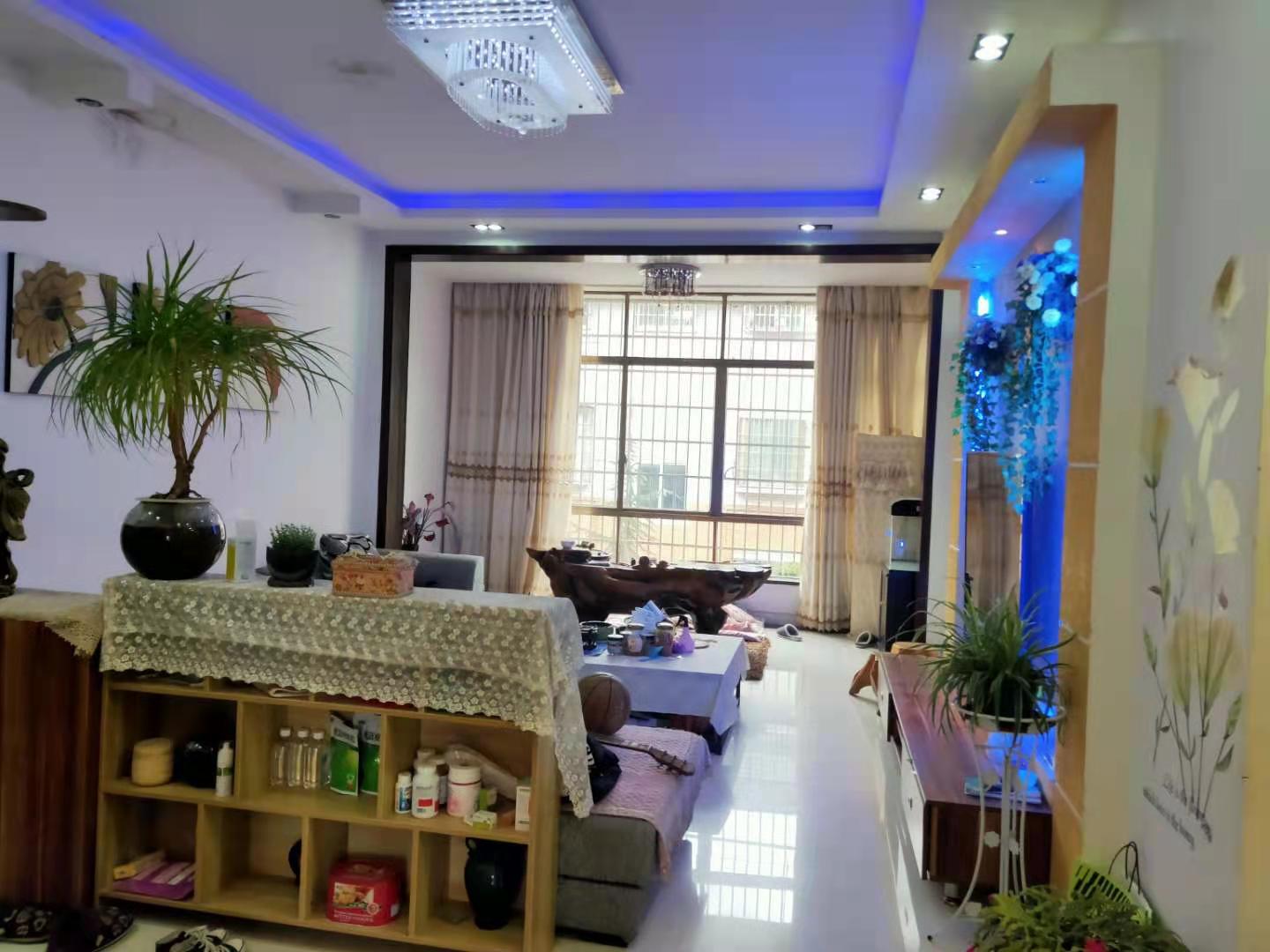 大桃路鑫桃苑安置小区  6室3厅3卫    72.8万 大桃路鑫桃苑安置小区  6室3厅3卫    72.8万卧室