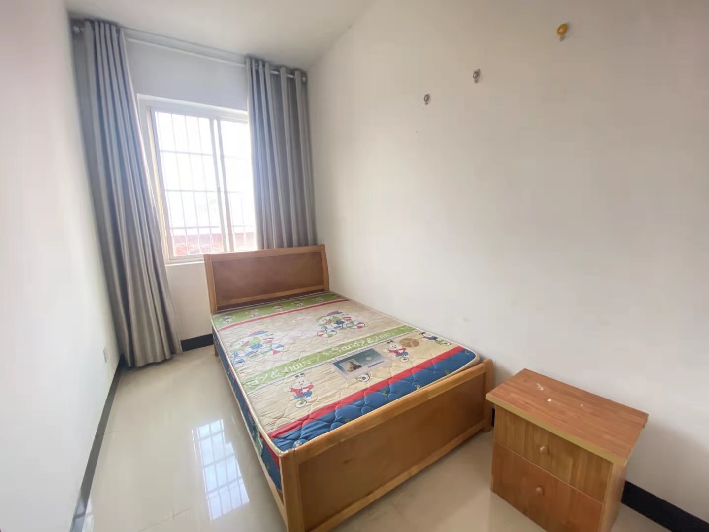 映荷园 3室2厅1卫 1200.0元/月 映荷园 3室2厅1卫 1200.0元/月室内图