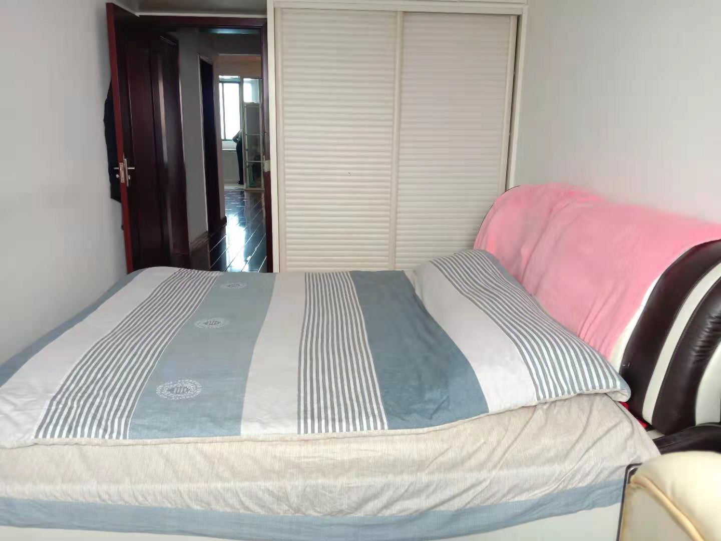 天鹅湖1号 3室2厅2卫 89.0万 天鹅湖1号 3室2厅2卫 89.0万客厅