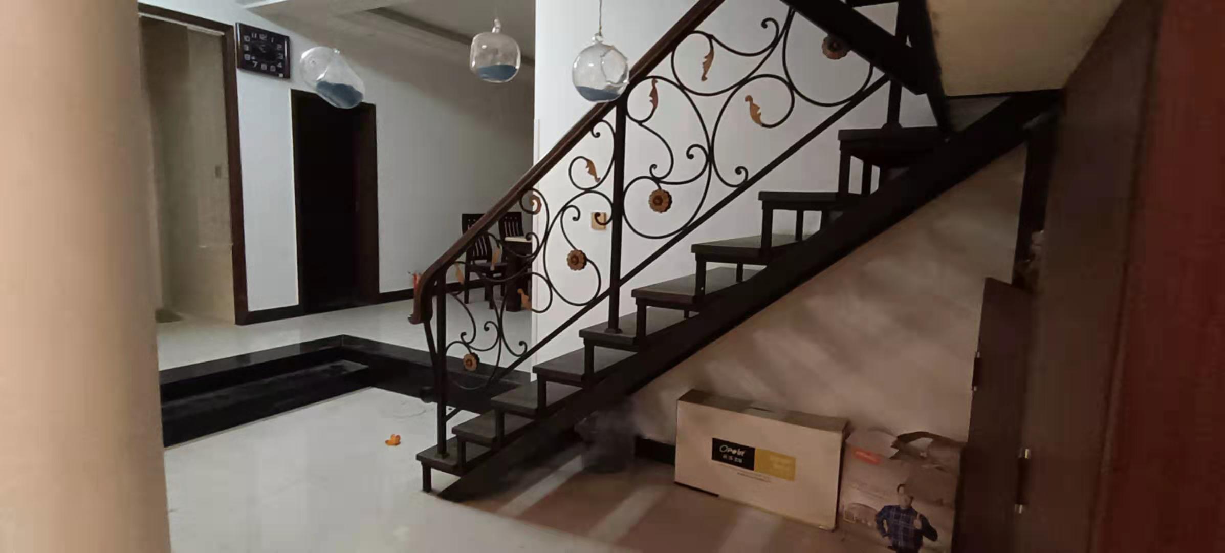 全丰小区 5室3厅2卫 1500.0元/月 全丰小区 5室3厅2卫 1500.0元/月室内图