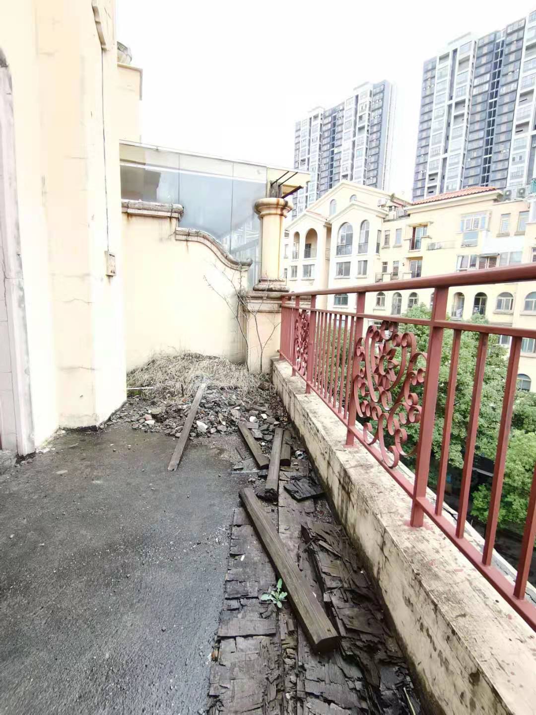 香江水岸新城  5室2厅2卫   270.00万客厅