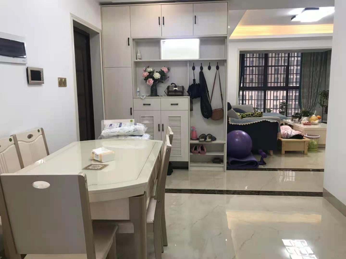 奥地利春天  3室2厅2卫   88.00万客厅