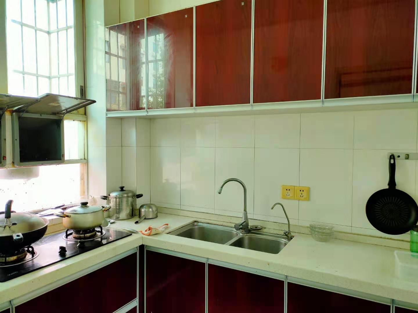 益阳市水务局家属楼  4室2厅2卫    88.8万客厅