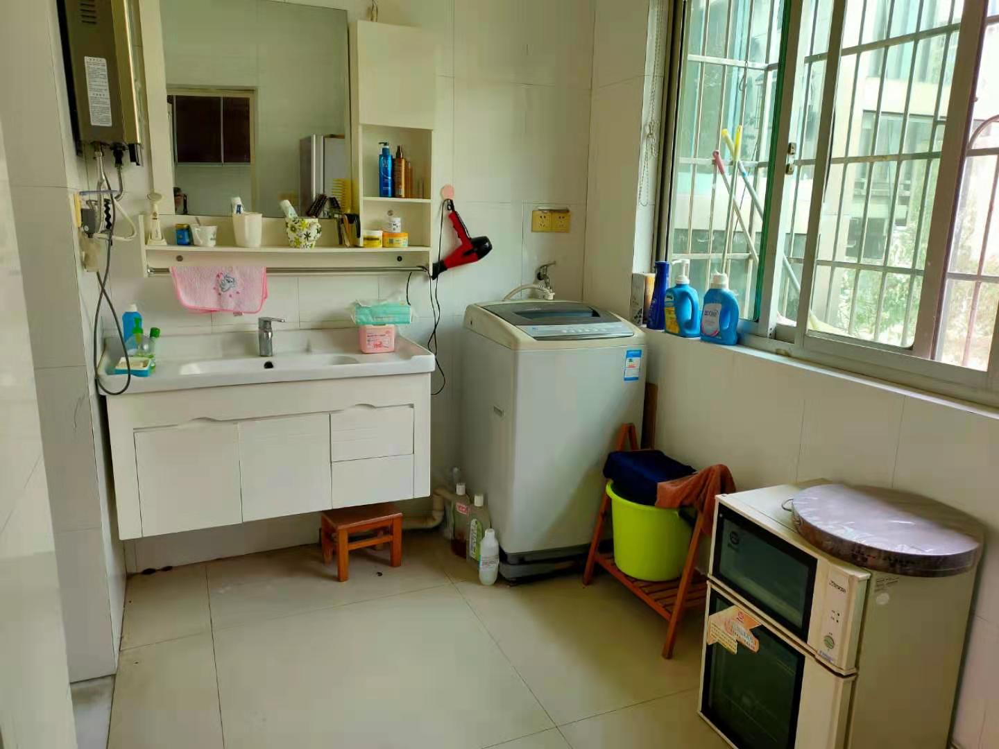 益阳市水务局家属楼  4室2厅2卫    88.8万客厅