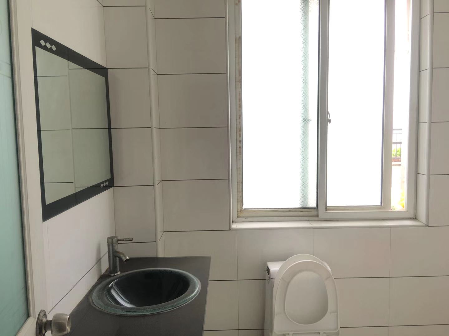 精锐华府(精锐华庭) 3室2厅1卫 78.0万 精锐华府(精锐华庭) 3室2厅1卫 78.0万客厅