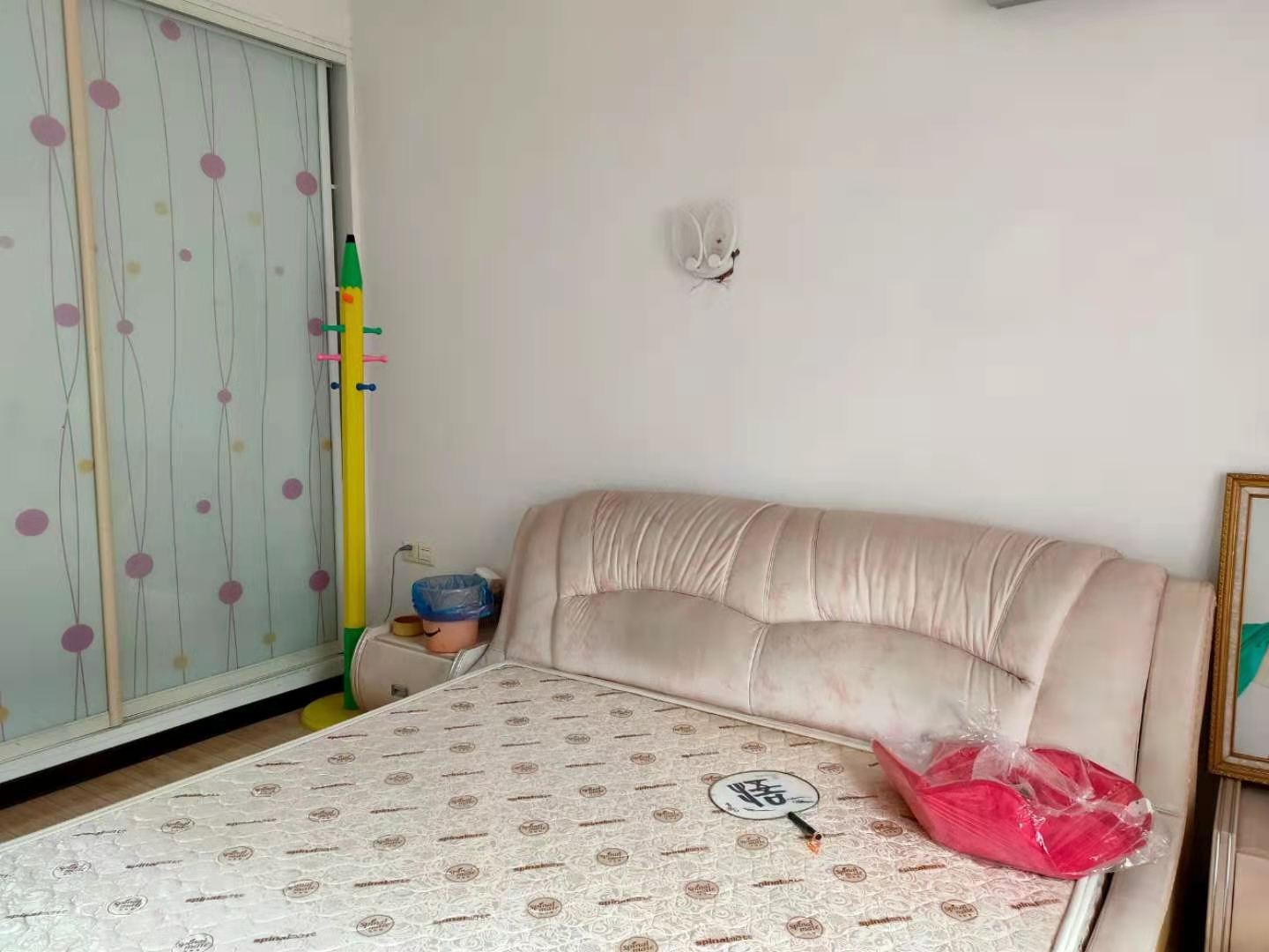 益阳市水务局家属楼 4室2厅2卫 88.8万 益阳市水务局家属楼 4室2厅2卫 88.8万客厅