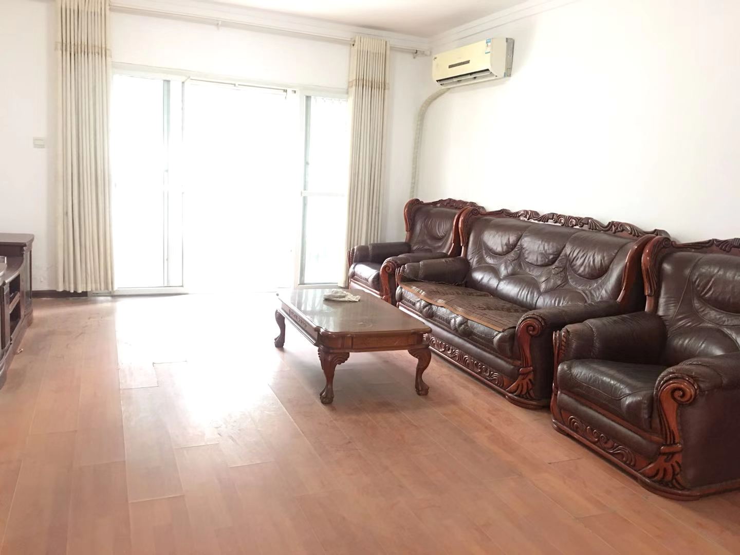 精锐华府(精锐华庭) 3室2厅1卫 78.0万 精锐华府(精锐华庭) 3室2厅1卫 78.0万客厅