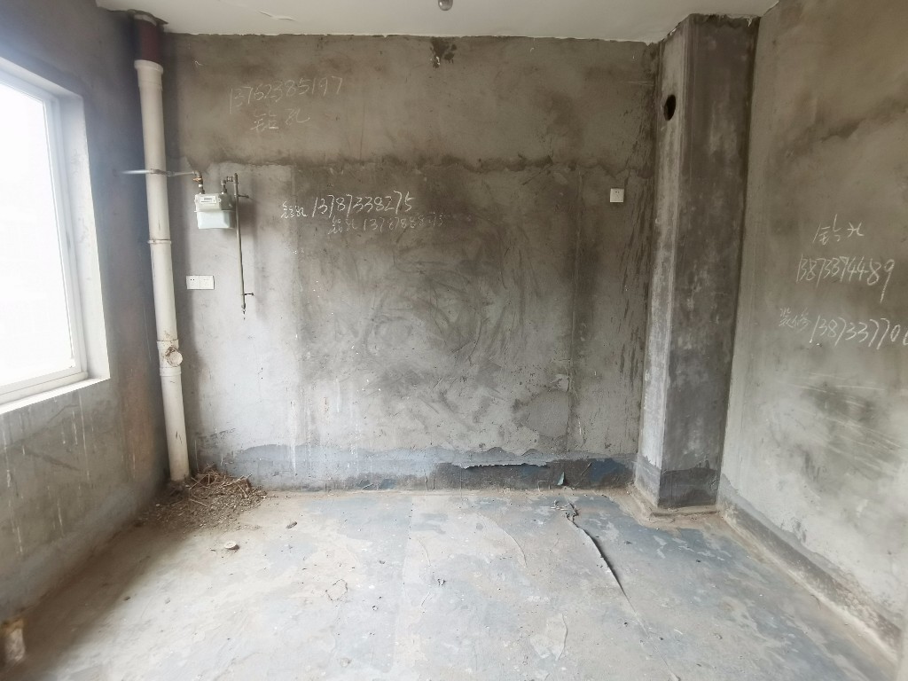 书湘里 5室2厅4卫 68.0万 书湘里 5室2厅4卫 68.0万客厅