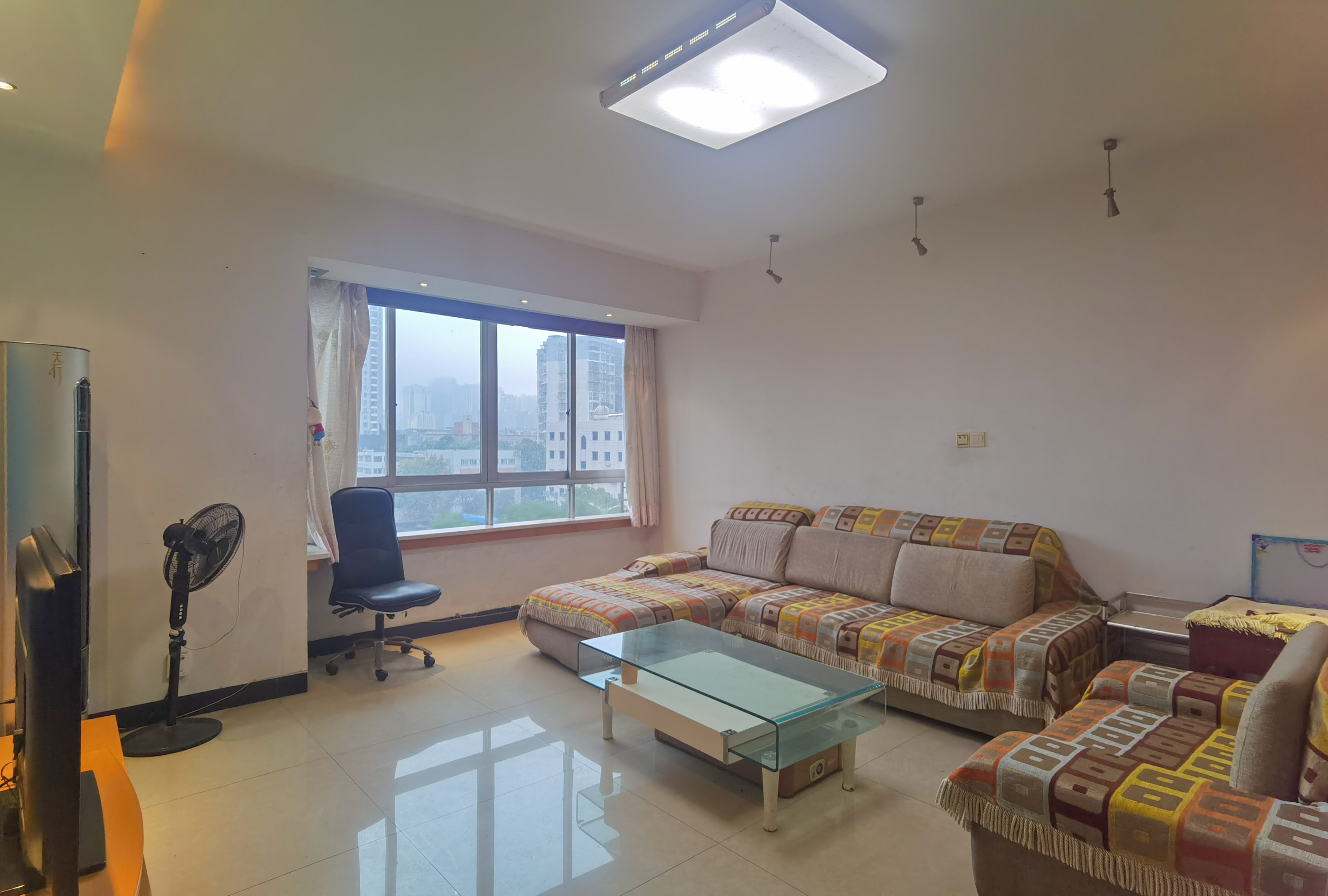 天元农业银行宿舍楼(长江北路散盘里有农行3栋) 2室2厅2卫 69.8万 天元农业银行宿舍楼(长江北路散盘里有农行3栋) 2室2厅2卫 69.8万客厅