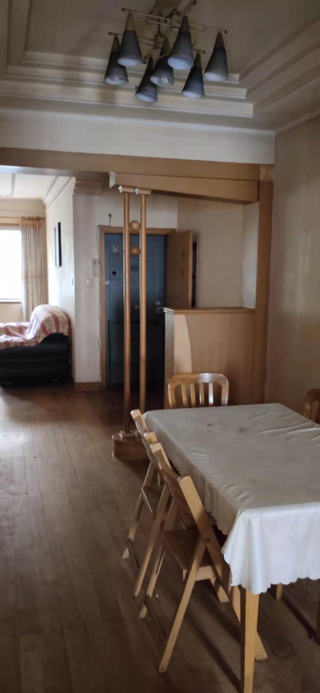 操坪社区  3室2厅1卫    1600.0元/月 操坪社区  3室2厅1卫    1600.0元/月室内图